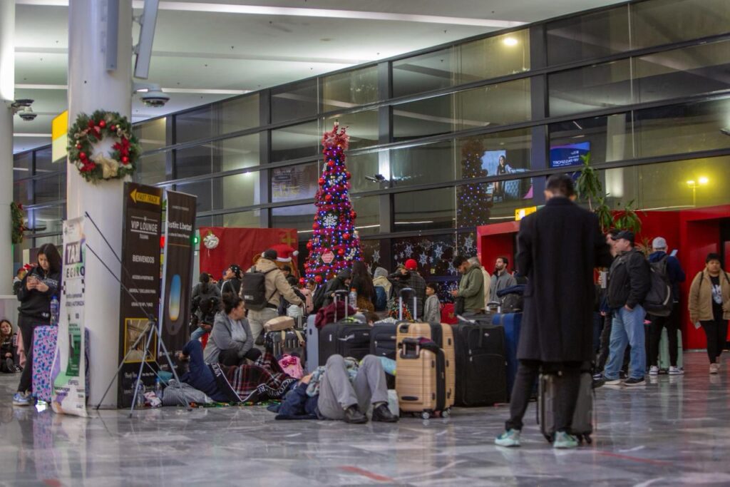 Pasajeros varados en el Aeropuerto Internacional de Tijuana por neblina