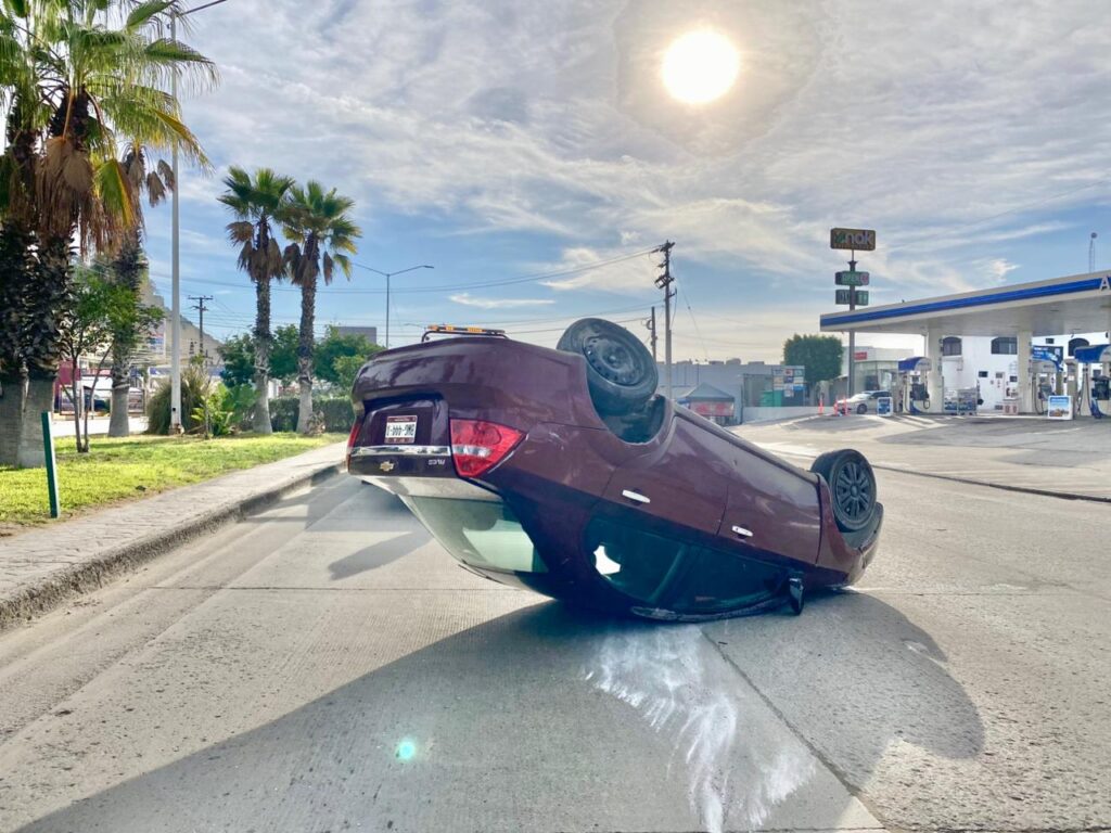 Choque en bulevar Insurgentes por exceso de velocidad deja daños en Los Álamos