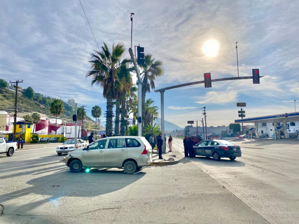 Choque en bulevar Insurgentes por exceso de velocidad deja daños en Los Álamos