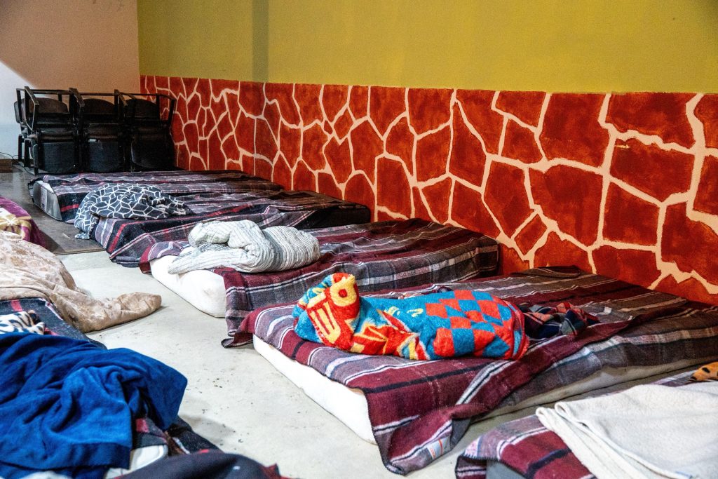 Ismael Burgueño atiende a familias afectadas por incendio en Rancho Las Flores