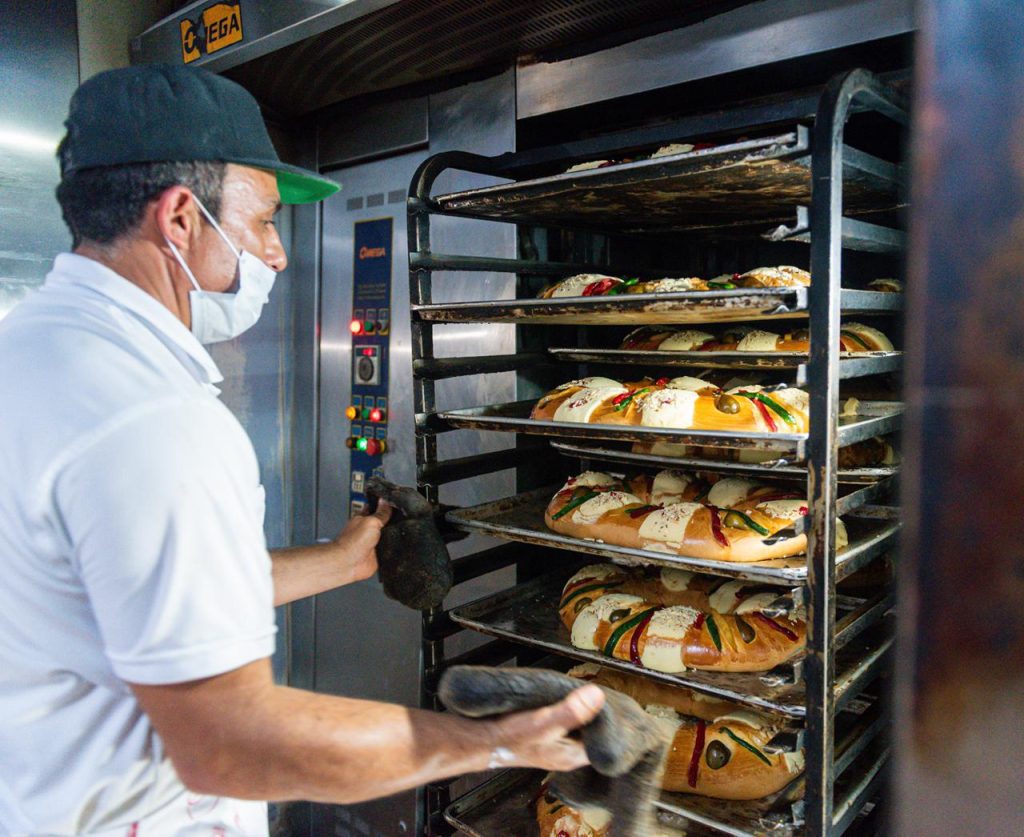 Rosca de Reyes: elegir panaderías locales mantiene viva la tradición en Tijuana Rosca de Reyes: elegir panaderías locales mantiene viva la tradición en Tijuana