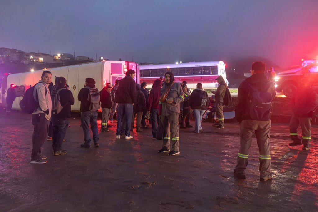 Volcadura de camión de personal en el Bulevar 2000: qué se sabe del accidente