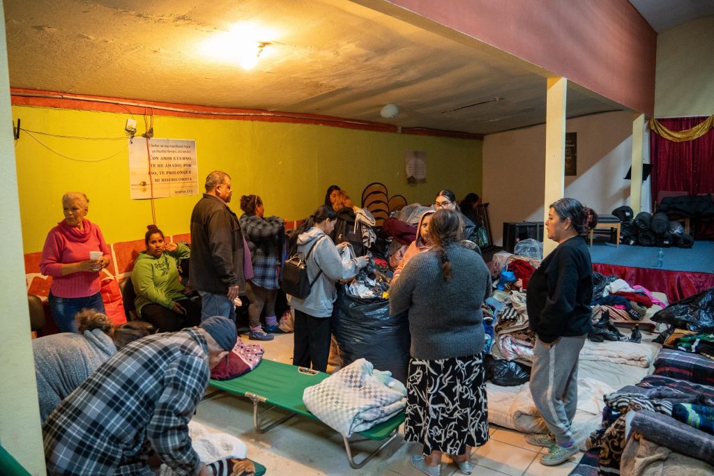 Ismael Burgueño atiende a familias afectadas por incendio en Rancho Las Flores