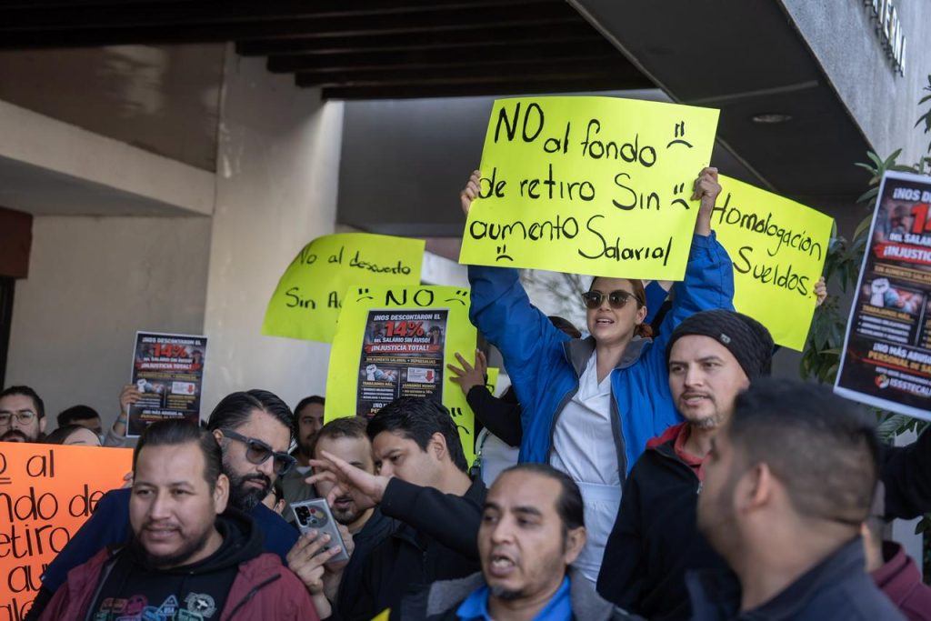 Protesta en Issstecali Tijuana por descuento del 14% y carencias hospitalarias
