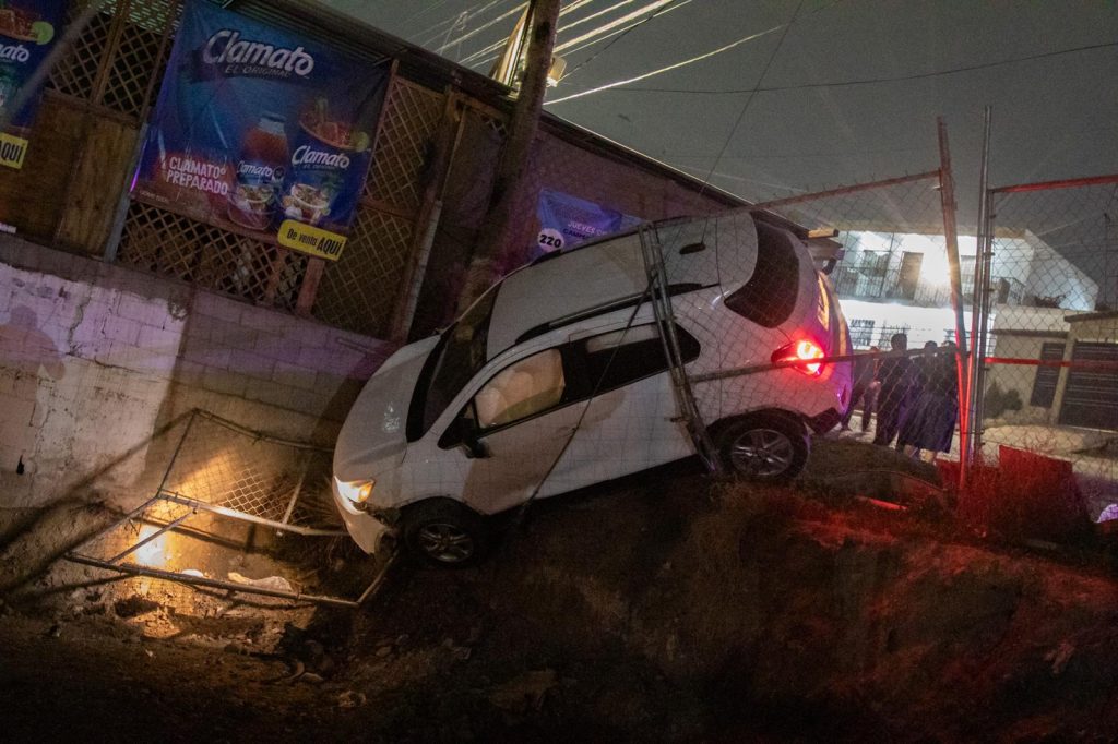 Camioneta sin frenos en bulevar 2000 casi cae a un desnivel de dos metros