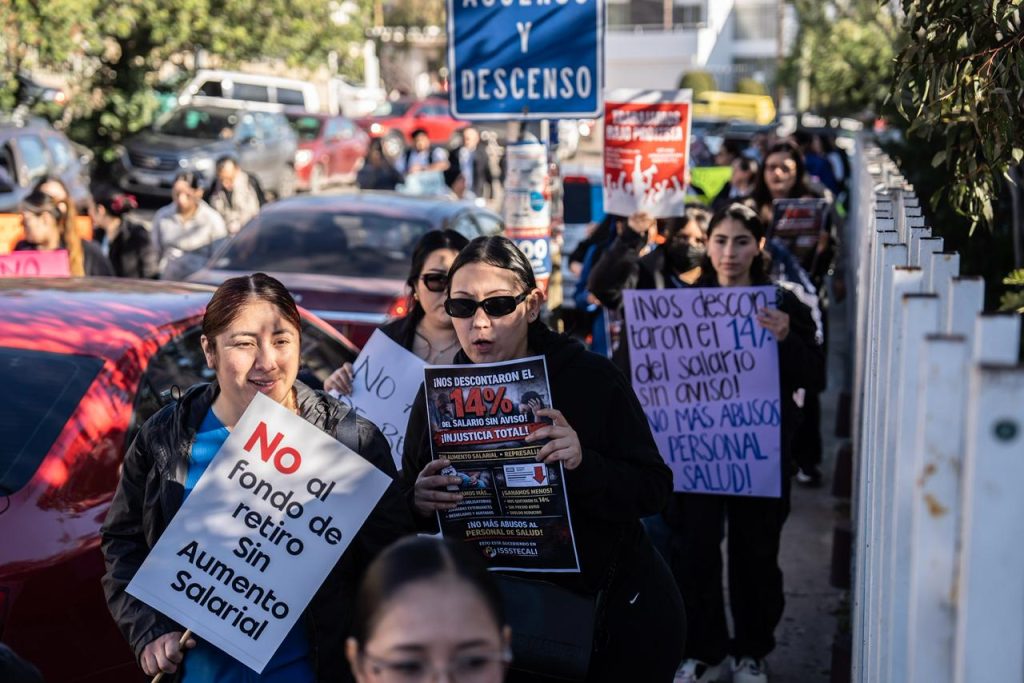 Protesta en Issstecali Tijuana por descuento del 14% y carencias hospitalarias