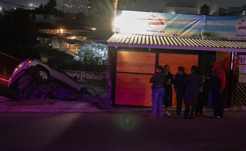 Camioneta sin frenos en bulevar 2000 casi cae a un desnivel de dos metros