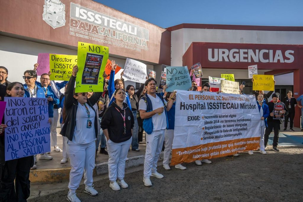 Protesta en Issstecali Tijuana por descuento del 14% y carencias hospitalarias
