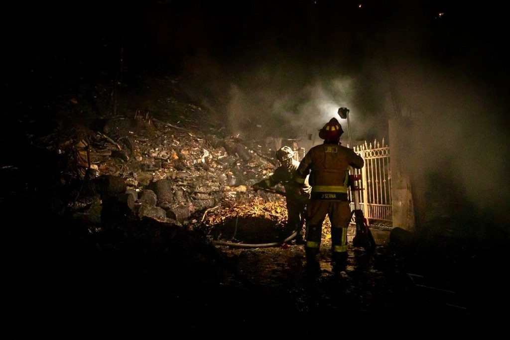 Ismael Burgueño atiende a familias afectadas por incendio en Rancho Las Flores