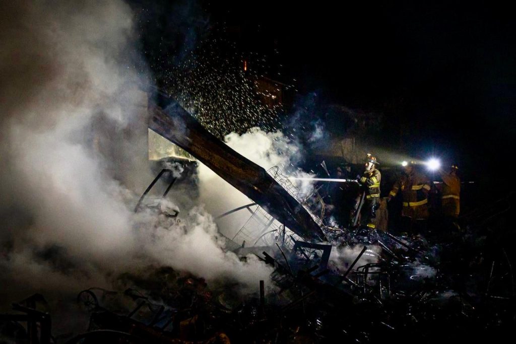 Ismael Burgueño atiende a familias afectadas por incendio en Rancho Las Flores