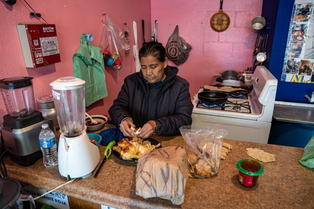 Comida Calientita: proyecto en Tijuana que alimenta migrantes busca apoyo