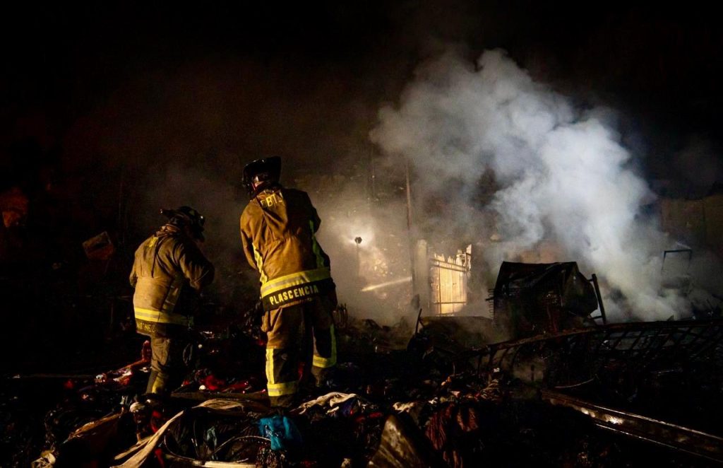 Ismael Burgueño atiende a familias afectadas por incendio en Rancho Las Flores