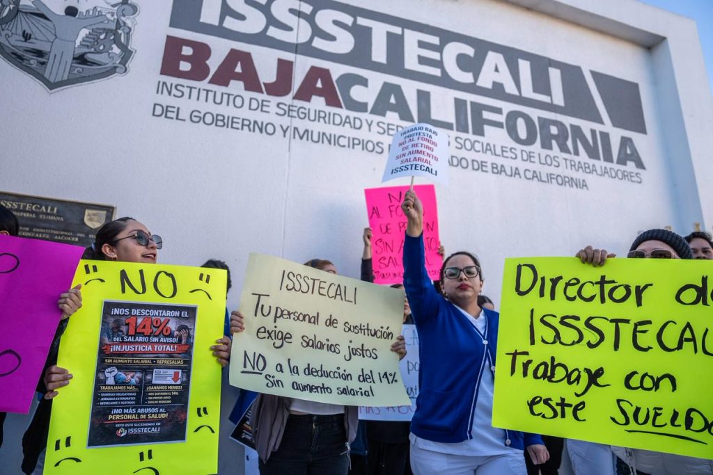 Protesta en Issstecali Tijuana por descuento del 14% y carencias hospitalarias