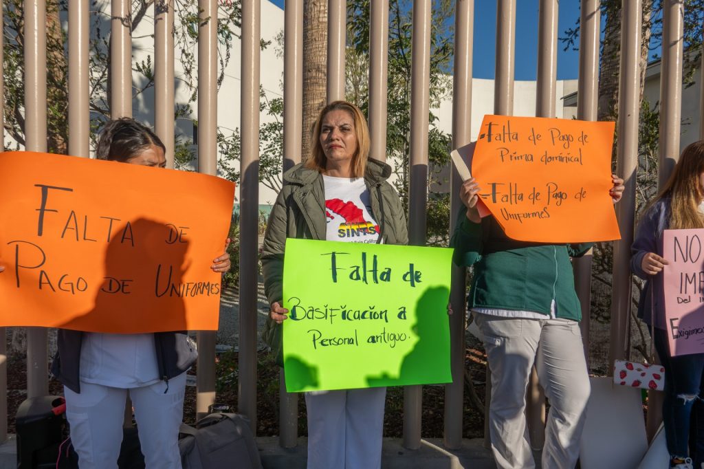 Protestan por despidos en el Hospital Materno Infantil de Tijuana