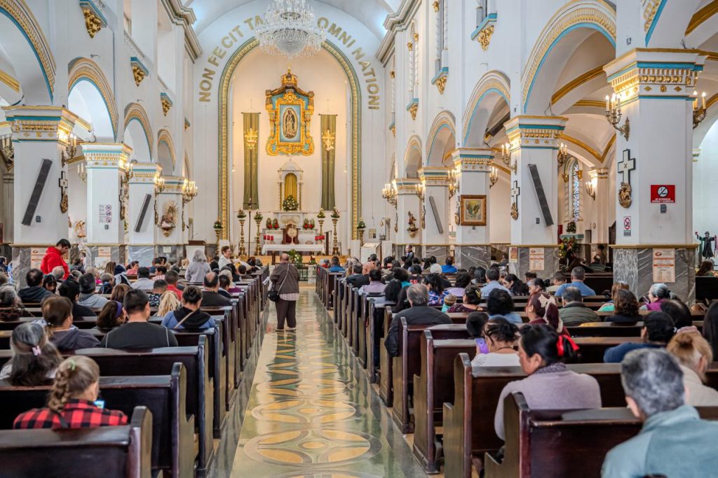 Feligreses acuden a bendecir al Niño Dios en el Santuario de Tijuana