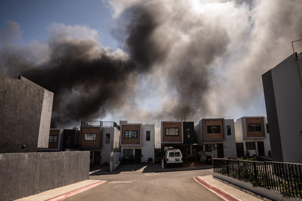 Explosión de ducto de Pemex en Rosarito provoca incendio y evacuación
