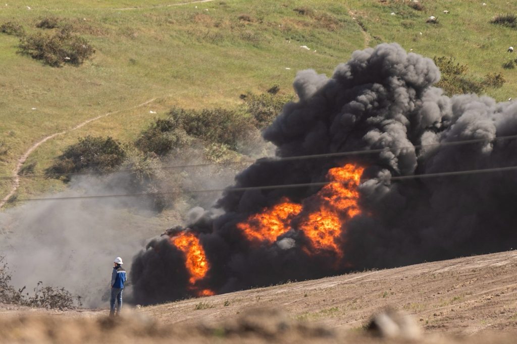 Explosión de ducto de Pemex en Rosarito provoca incendio y evacuación