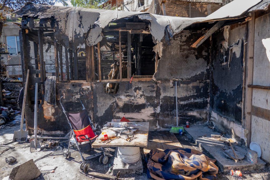 Incendio en Camino Verde deja a familia sin casa y piden apoyo en Tijuana