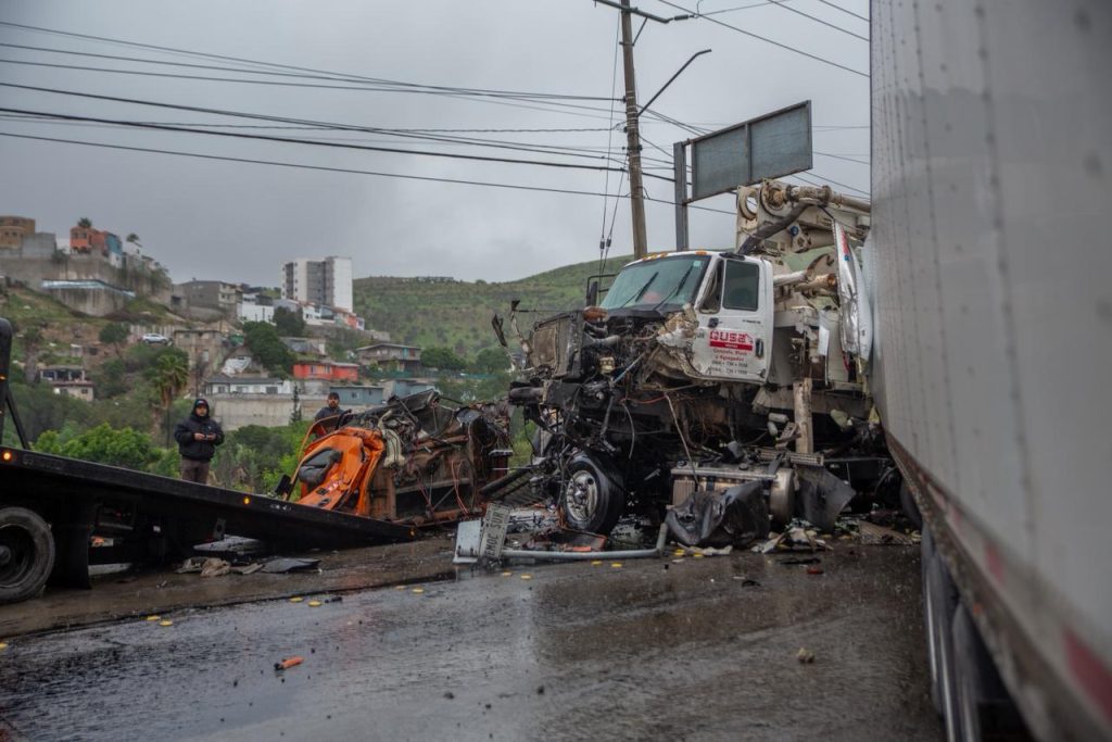 Choque en Bulevar Cuauhtémoc Sur deja daños y derrame de diésel en Tijuana