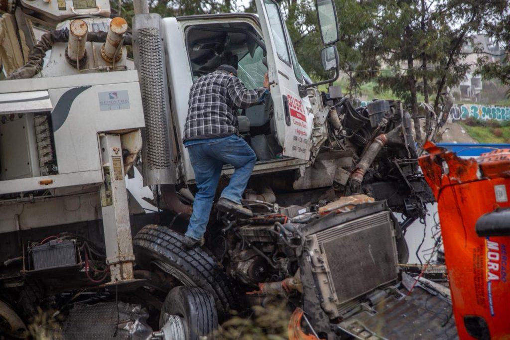 Choque en Bulevar Cuauhtémoc Sur deja daños y derrame de diésel en Tijuana