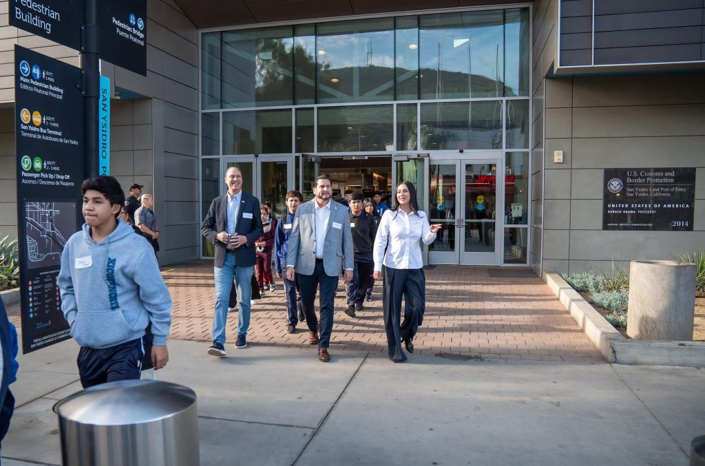 Arte Traspasando Fronteras lleva a estudiantes de Tijuana al Museo de Arte de San Diego