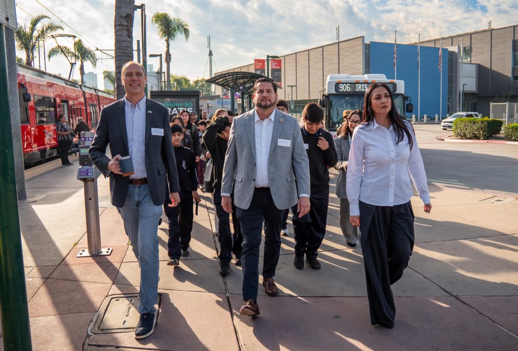 Arte Traspasando Fronteras lleva a estudiantes de Tijuana al Museo de Arte de San Diego