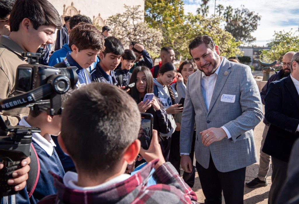 Arte Traspasando Fronteras lleva a estudiantes de Tijuana al Museo de Arte de San Diego
