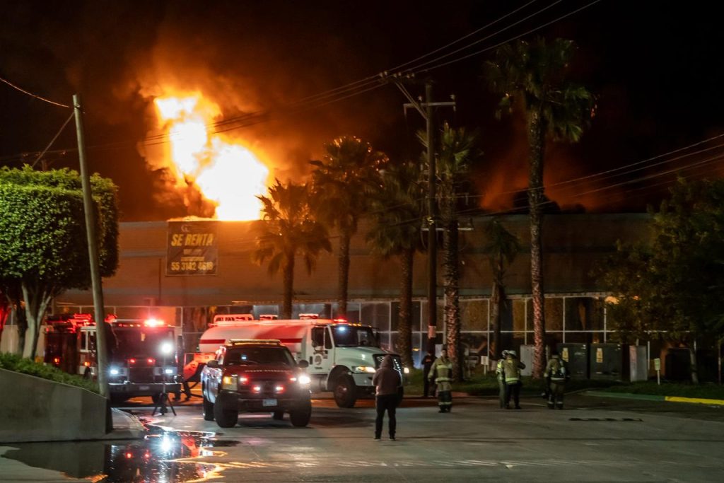 Incendio en fábrica de foam en El Florido moviliza a Bomberos de Tijuana