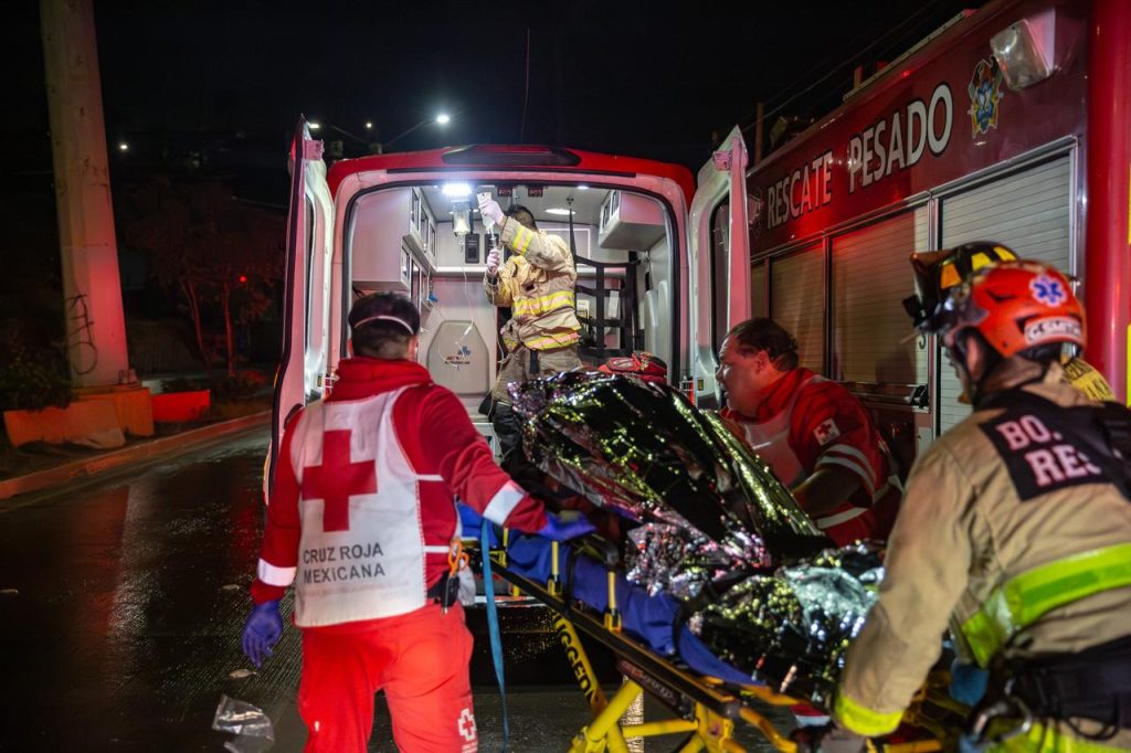 Rescatan a taxista tras caer a un barranco en el Libramiento Sur