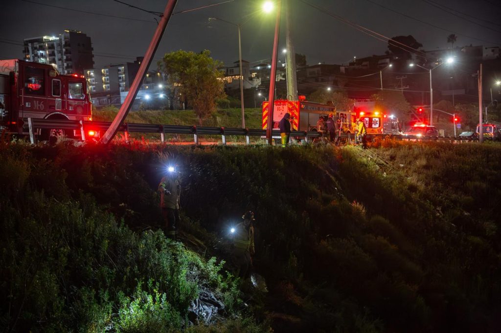 Rescatan a taxista tras caer a un barranco en el Libramiento Sur
