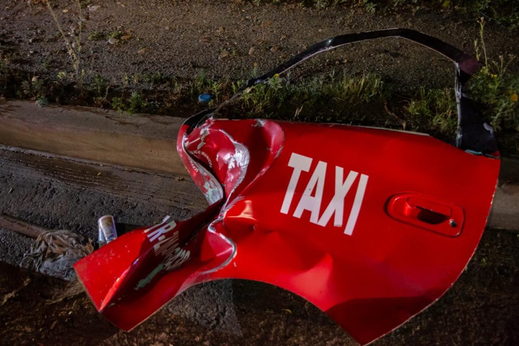 Rescatan a taxista tras caer a un barranco en el Libramiento Sur