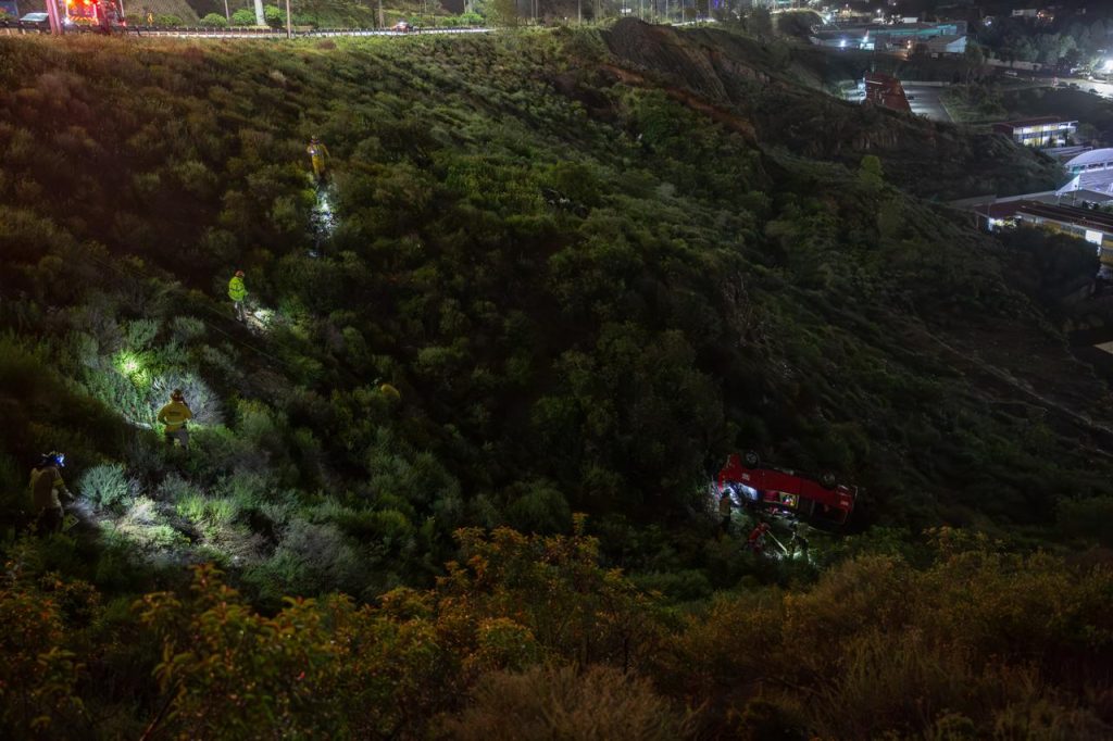 Rescatan a taxista tras caer a un barranco en el Libramiento Sur