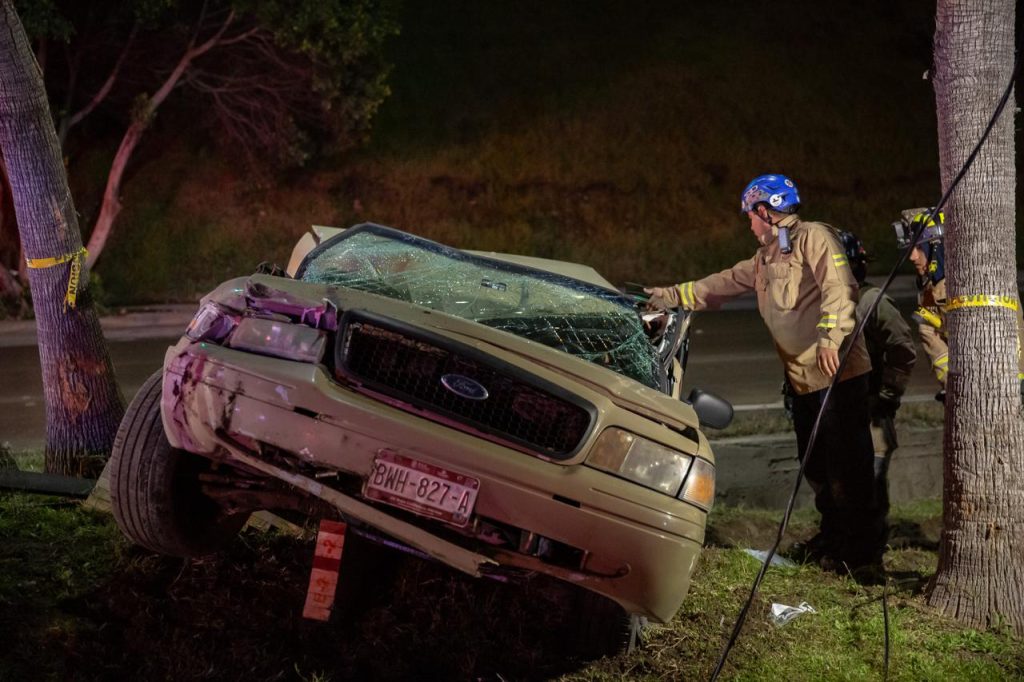 Accidente en Rosas Magallón deja conductor prensado tras choque con poste