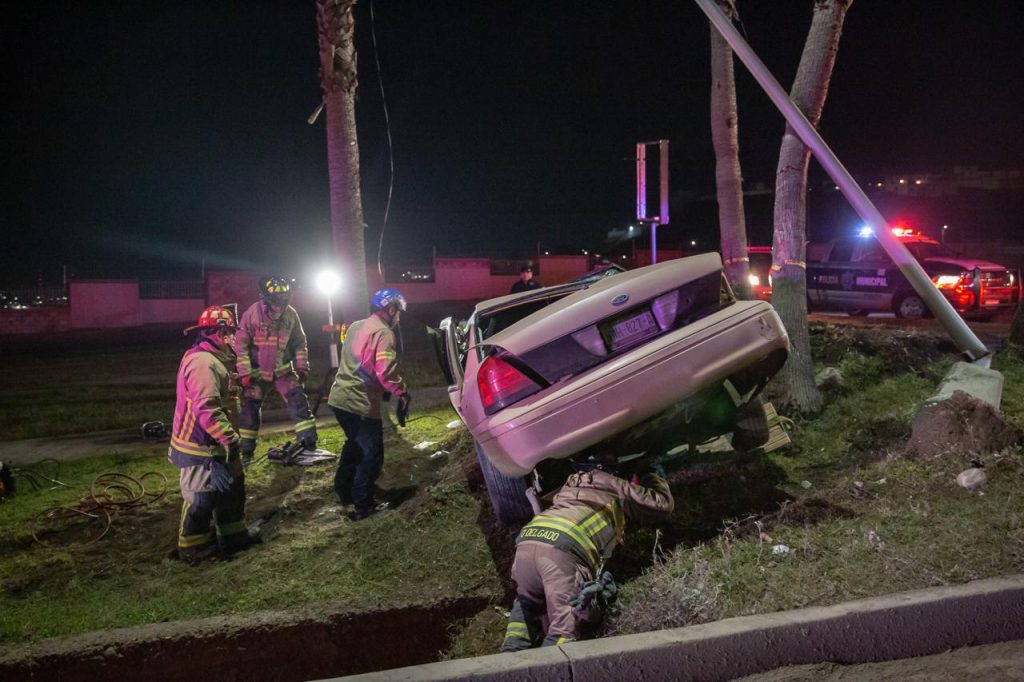 Accidente en Rosas Magallón deja conductor prensado tras choque con poste