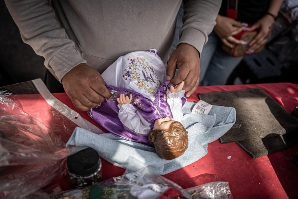 Feligreses acuden a bendecir al Niño Dios en el Santuario de Tijuana