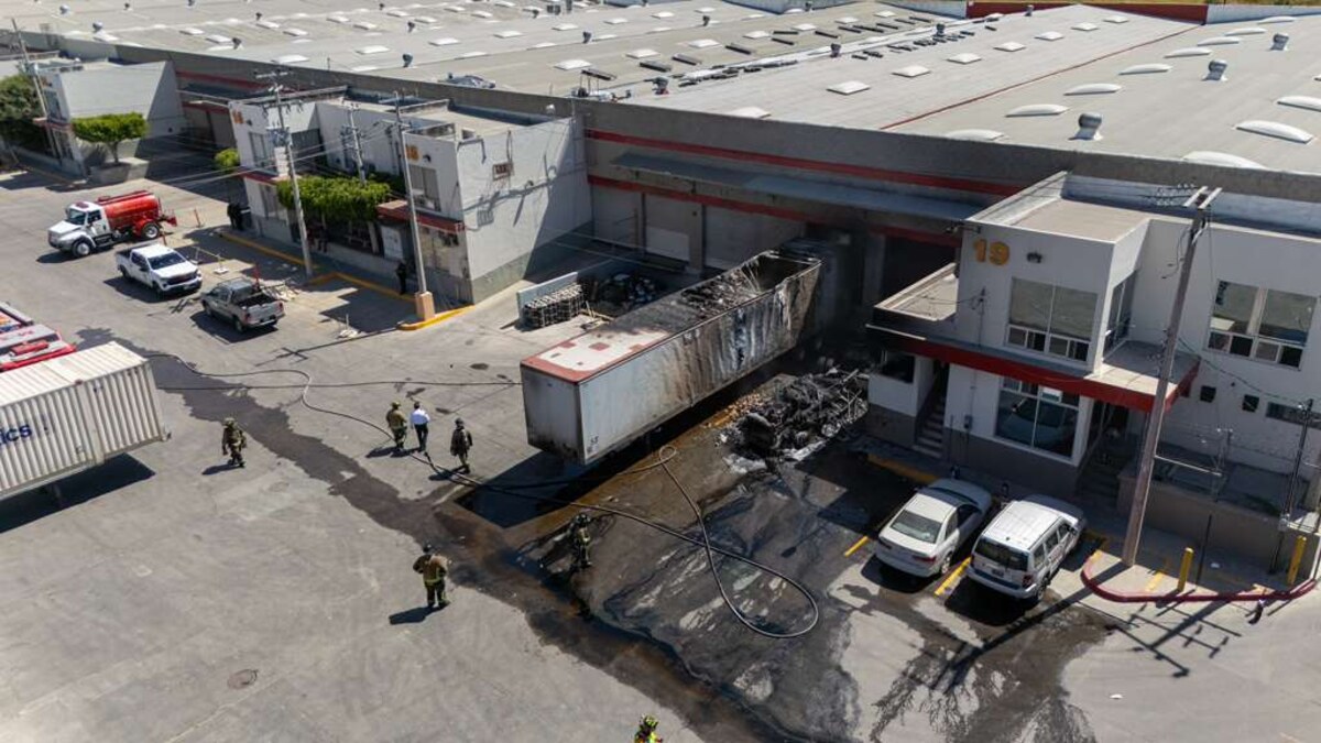 Incendio de tráiler en La Campiña deja pérdida total y daños en otra caja