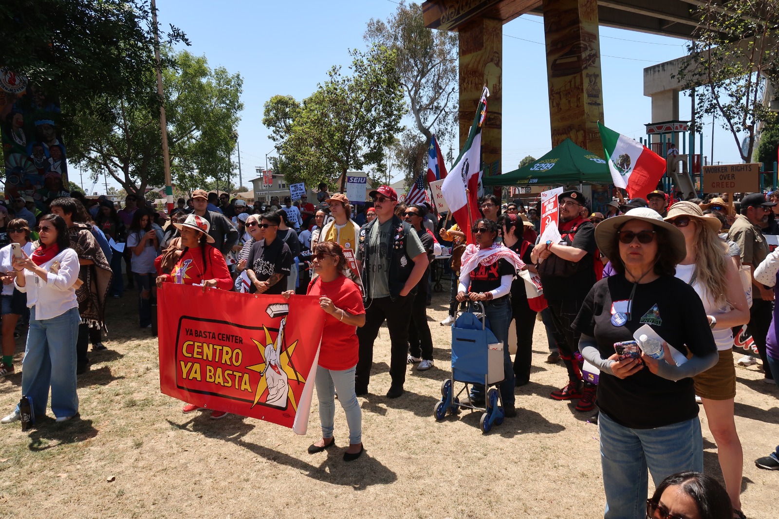 Trabajadores y activistas marchan en San Diego contra políticas migratorias y por derechos