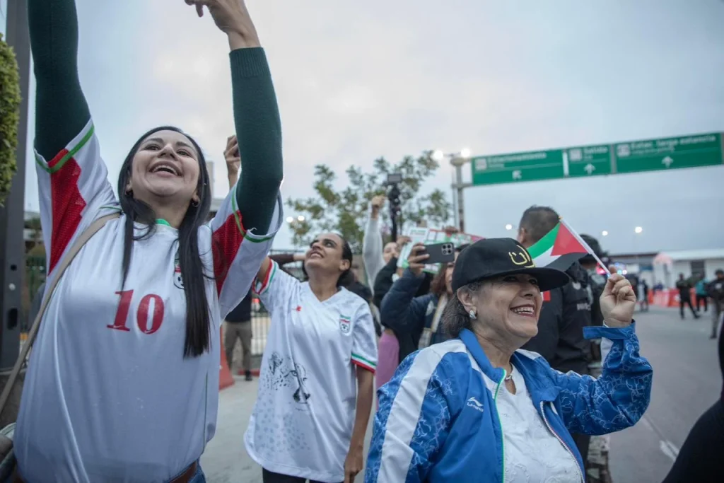Aficionados reciben a la Selección de Irán en el aeropuerto de Tijuana