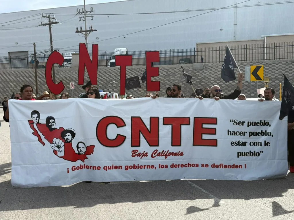 Maestros de la CNTE bloquean acceso a la garita de exportación en Otay