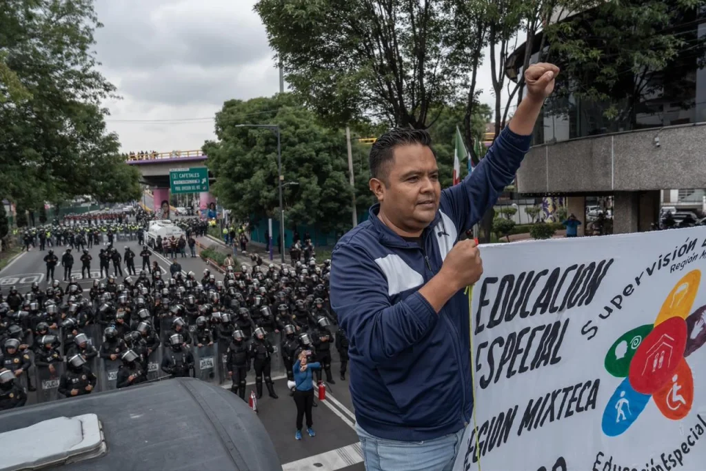 Bloquean policías marcha de la CNTE hacia el Estadio Ciudad de México Bloquean policías marcha de la CNTE hacia el Estadio Ciudad de México
