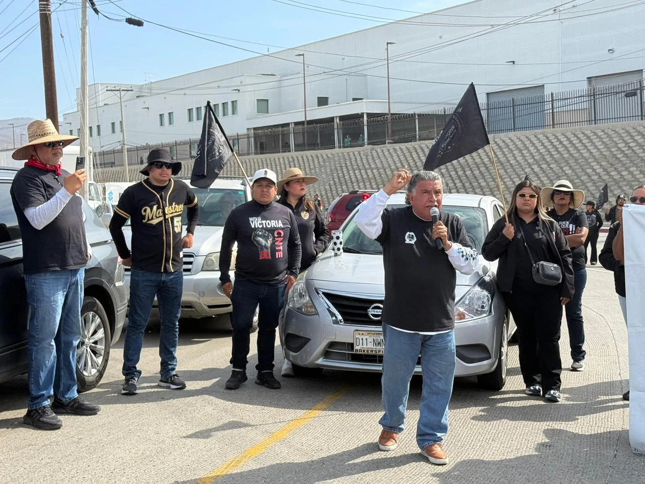 Maestros de la CNTE bloquean acceso a la garita de exportación en Otay