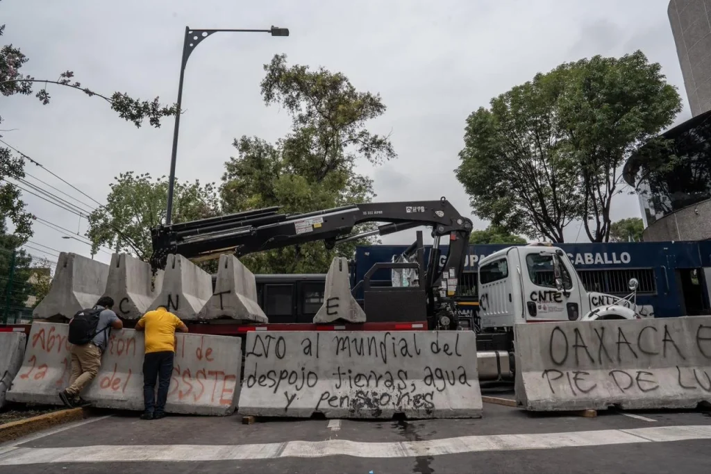 Bloquean policías marcha de la CNTE hacia el Estadio Ciudad de México Bloquean policías marcha de la CNTE hacia el Estadio Ciudad de México