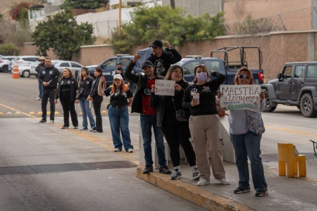Docentes de la CNTE liberan casetas de cobro en BC tras cinco días de movilizaciones