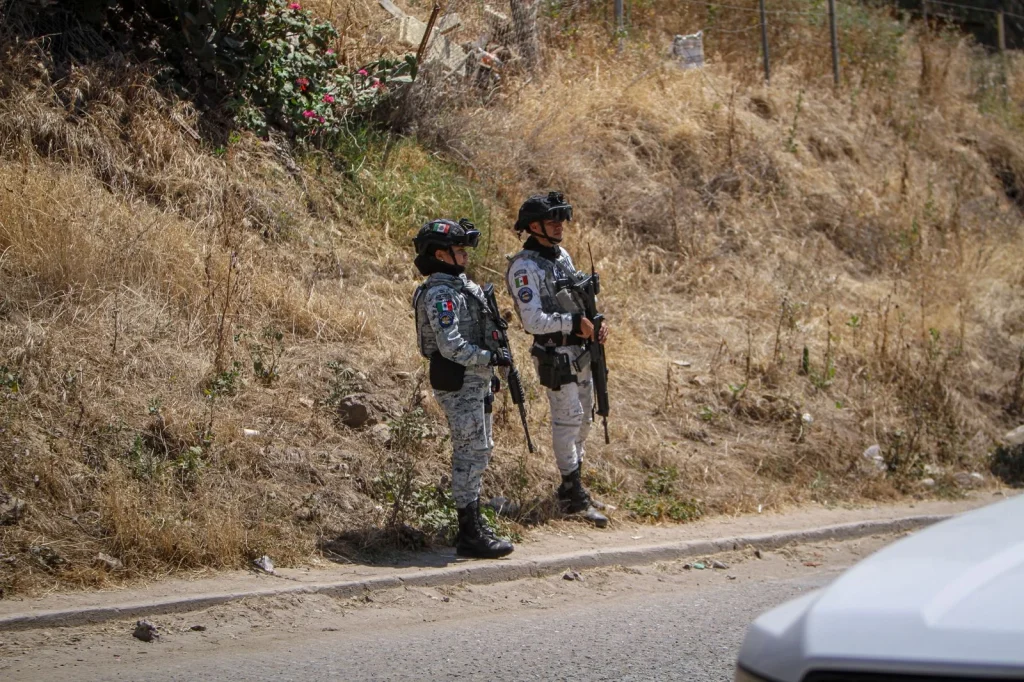Hallan a dos hombres asesinados a balazos dentro de una vivienda