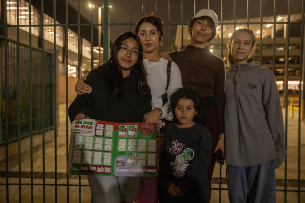 Aficionados reciben a la Selección de Irán en el aeropuerto de Tijuana