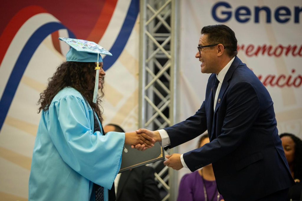 Alumnos transfronterizos de San Diego reciben su diploma en Tijuana junto a sus familias Alumnos transfronterizos de San Diego reciben su diploma en Tijuana junto a sus familias