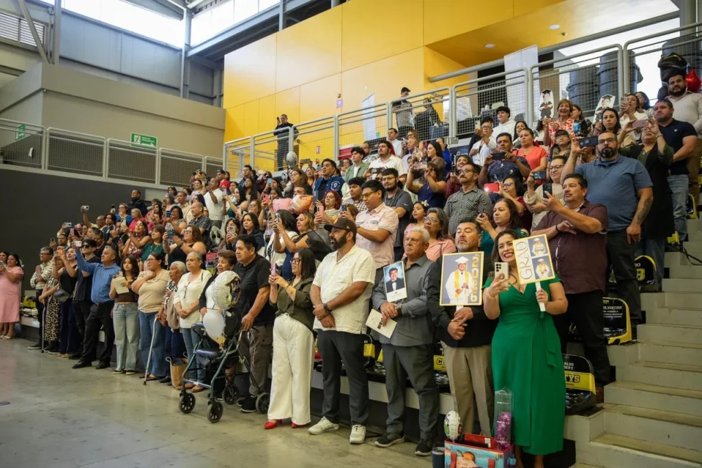Alumnos transfronterizos de San Diego reciben su diploma en Tijuana junto a sus familias Alumnos transfronterizos de San Diego reciben su diploma en Tijuana junto a sus familias