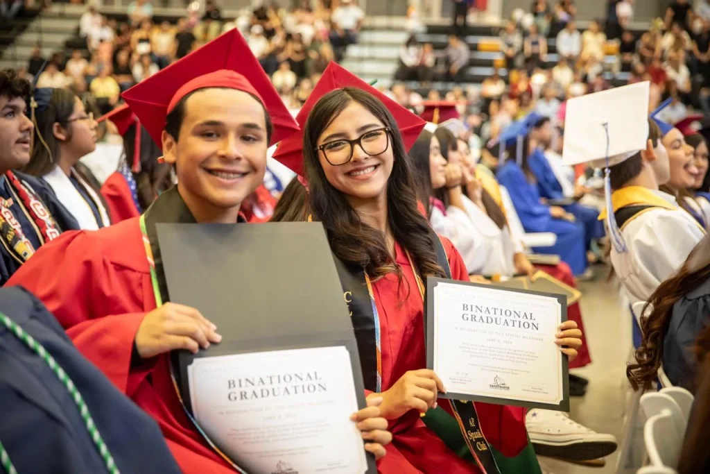 Alumnos transfronterizos de San Diego reciben su diploma en Tijuana junto a sus familias Alumnos transfronterizos de San Diego reciben su diploma en Tijuana junto a sus familias