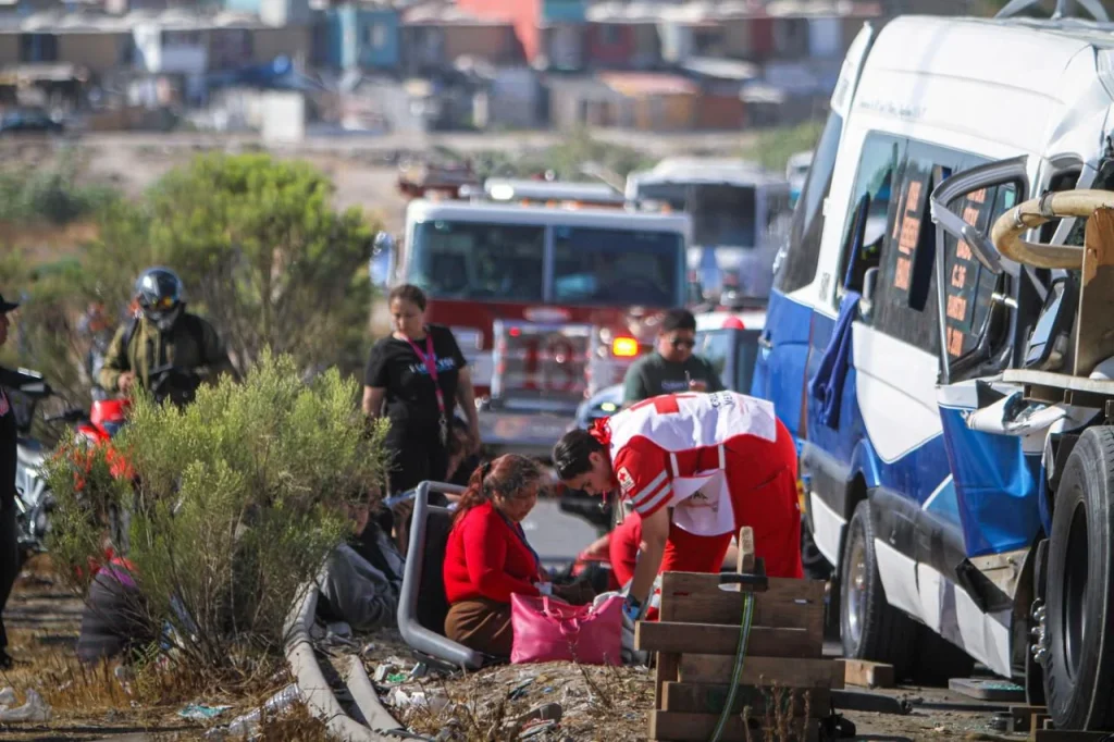 Choque entre camión de transporte público y pipa en el bulevar 2000 deja más de 20 lesionados