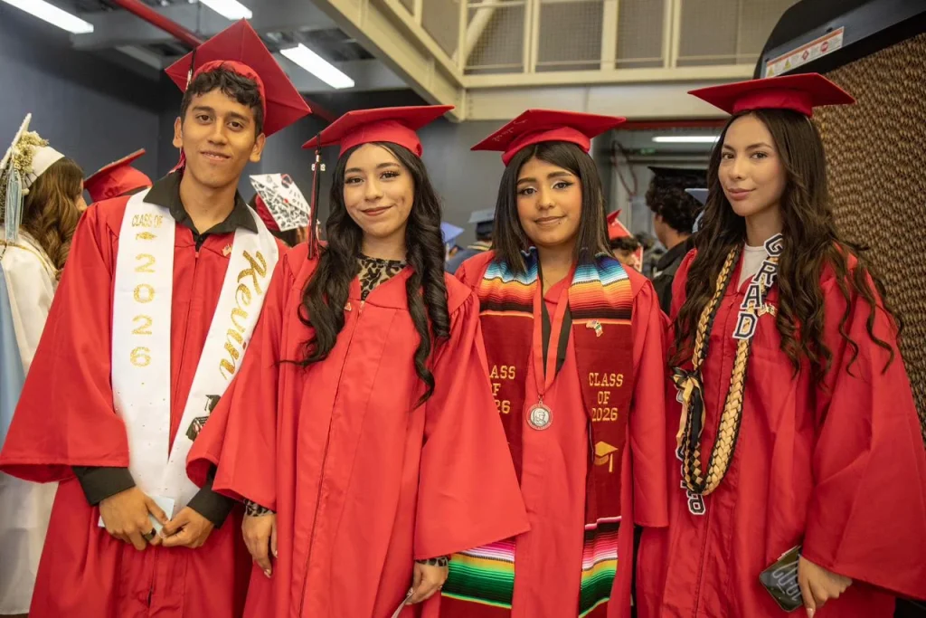 Alumnos transfronterizos de San Diego reciben su diploma en Tijuana junto a sus familias Alumnos transfronterizos de San Diego reciben su diploma en Tijuana junto a sus familias